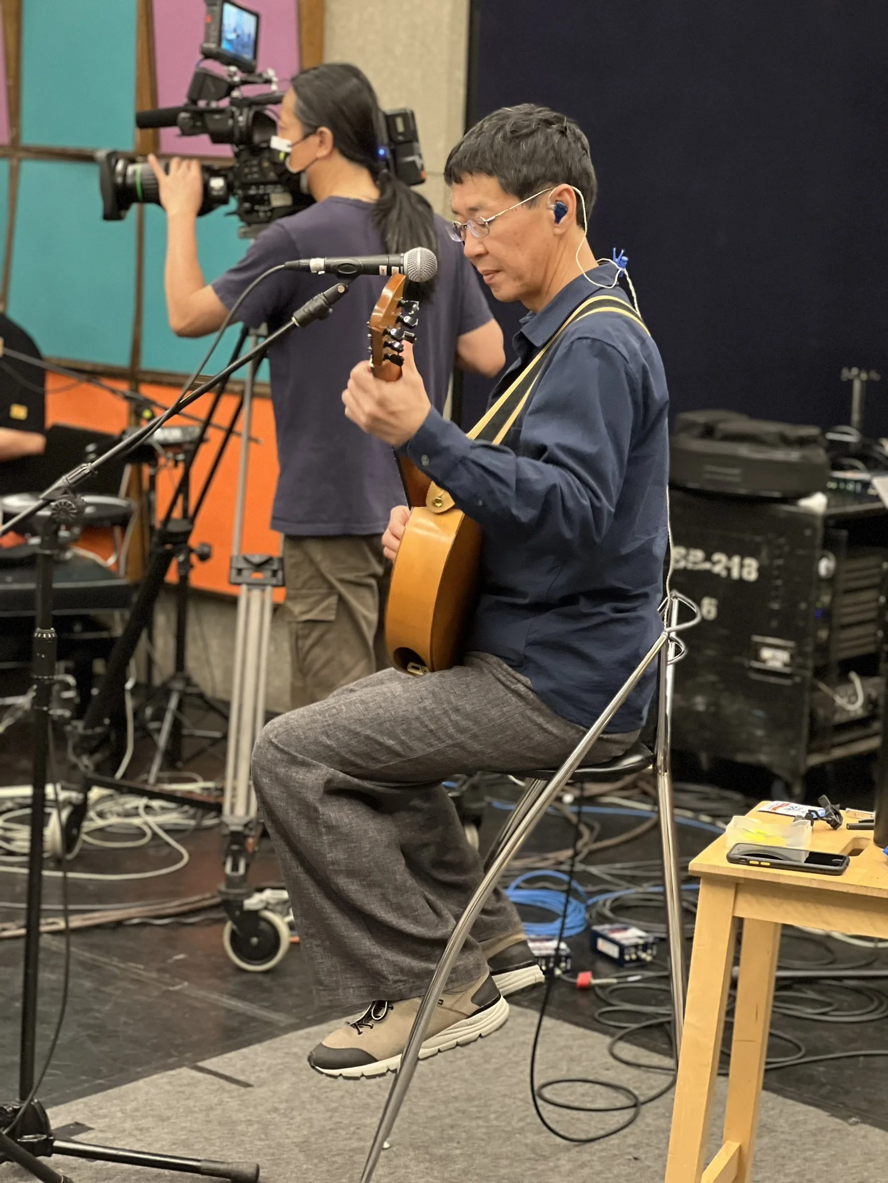 10年前，林生祥委託造製琴師劉志偉製造六弦月琴、川畑完之（Kanaji Kawabaka）製作電月琴，量身訂作出一把獨一無二的月琴，月琴也成了樂迷辨認林生祥的符號。 圖／<a href=