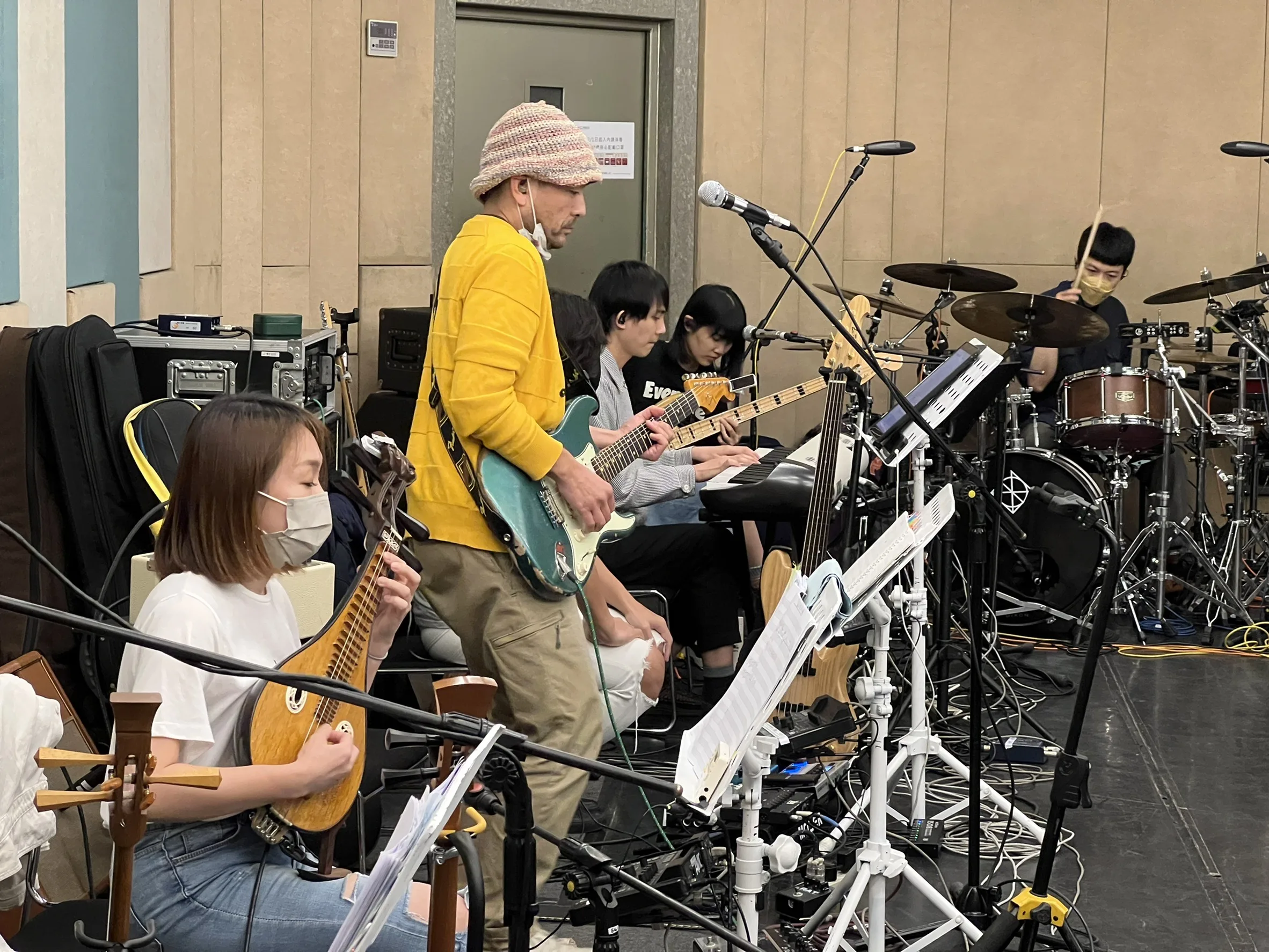 生祥樂隊首次與大象體操跨時代合作，大家為了3/19（星期六）晚上的演唱會加緊團練。 圖／<a href=