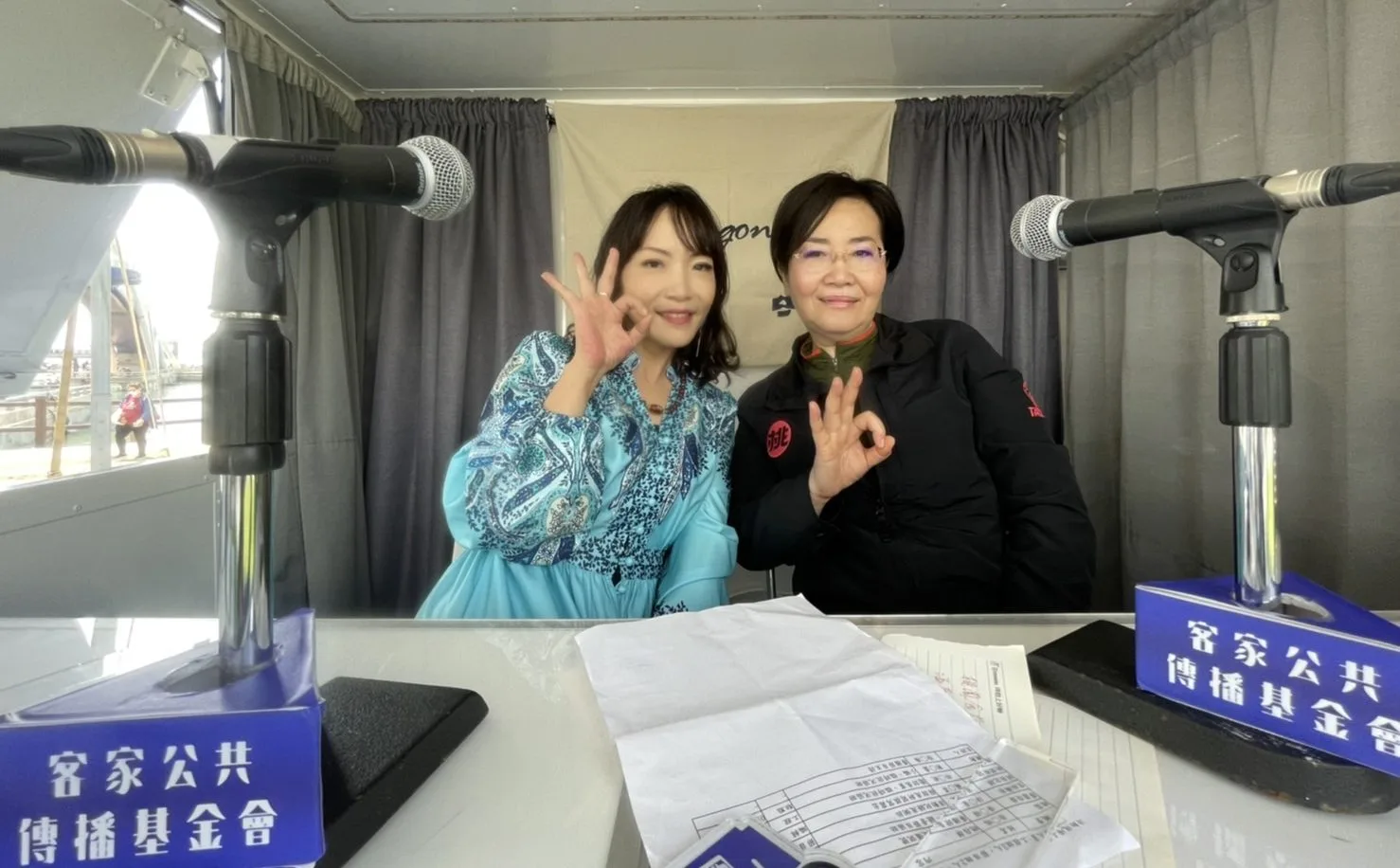 金鐘主持徐子雁（左）邀請到桃園市客家事務局局長黃傅淑香（右）上講客號。宋涵葳攝