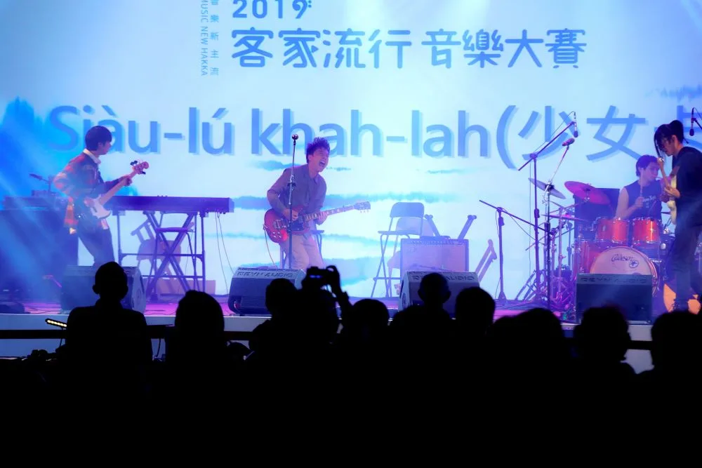 108年客家流行音樂大賽，少女卡拉盡情演出嗨翻台下觀眾！客委會提供。