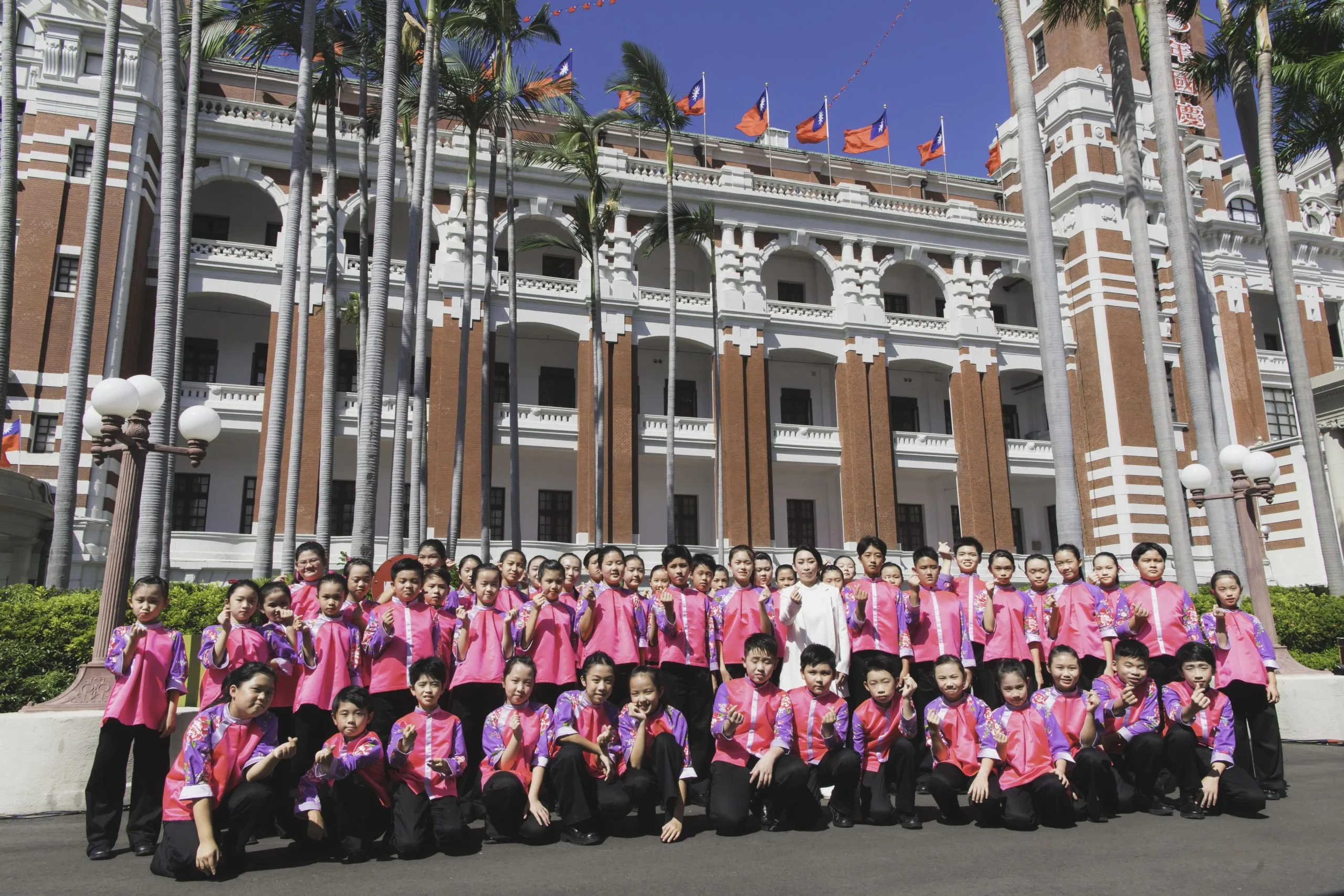 國立客家兒童合唱團表演服桃紅花布款。圖/國立客家兒童合唱團提供。