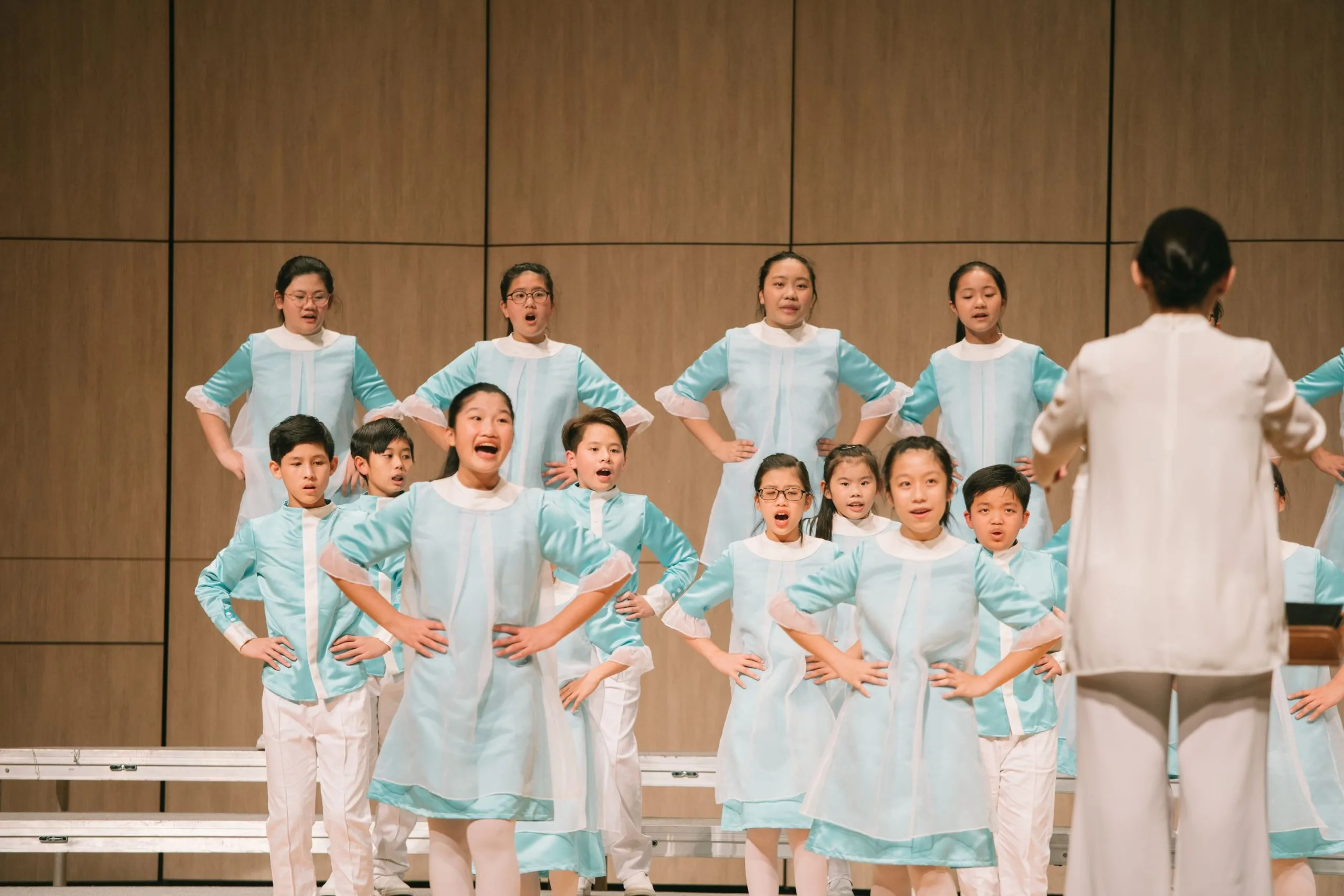 國立客家兒童合唱團表演服藍白歐風款。圖/國立客家兒童合唱團提供。