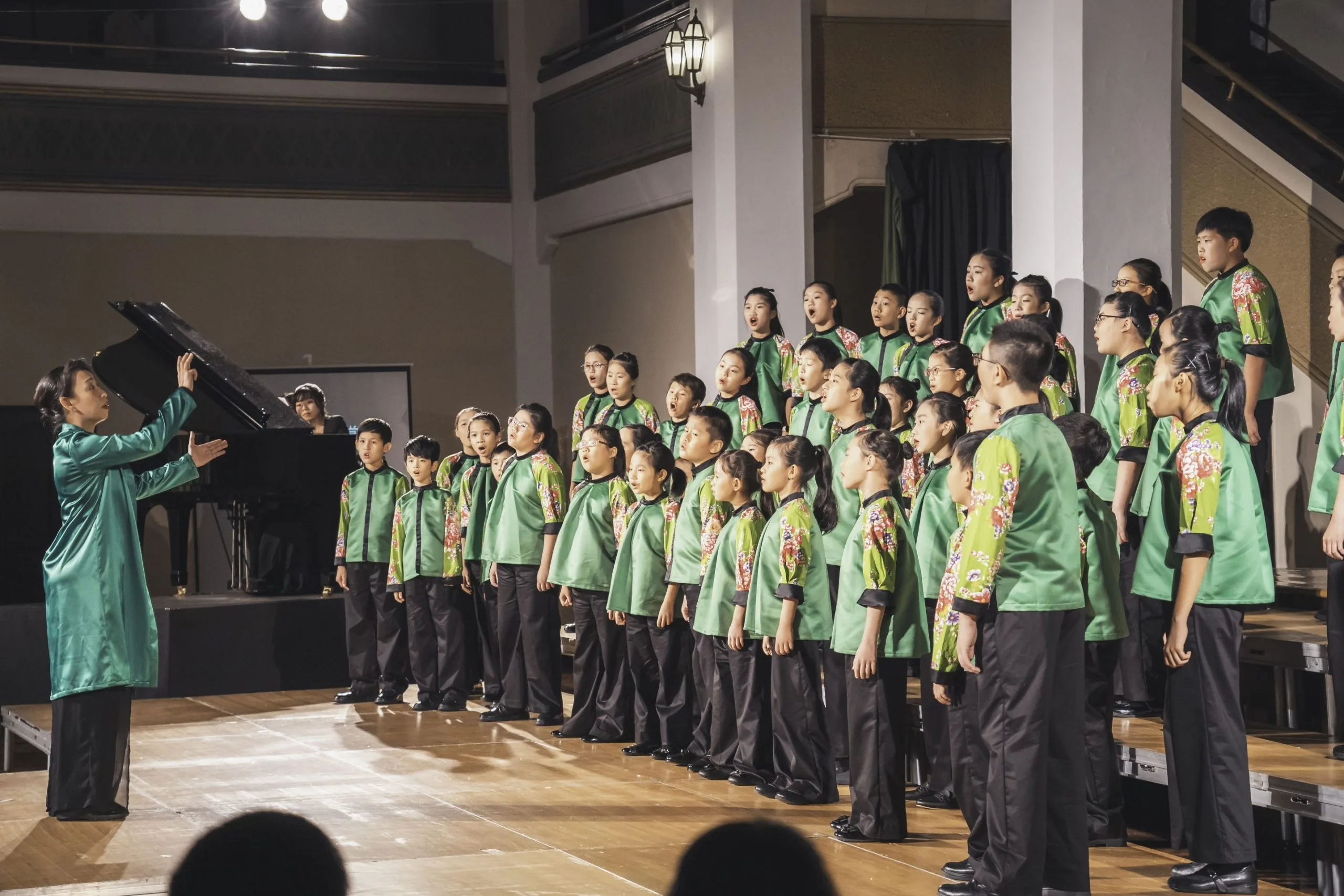 國立客家兒童合唱團表演服綠色花布款。圖/國立客家兒童合唱團提供。