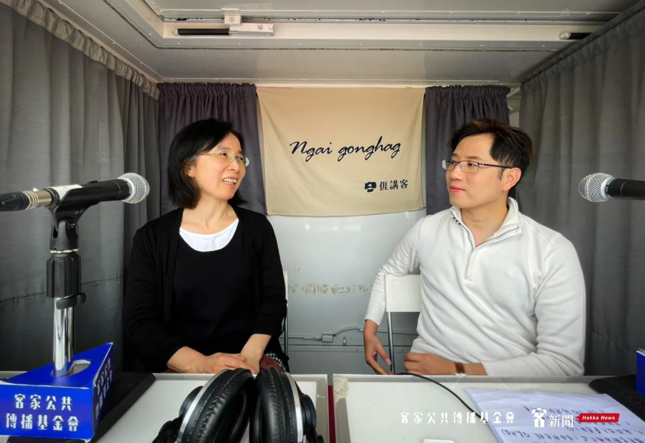 講客號宜蘭出任務,宜蘭縣客語薪傳師黃秀琴接受講客廣播電臺主持人廖經華訪問。宋涵葳攝。