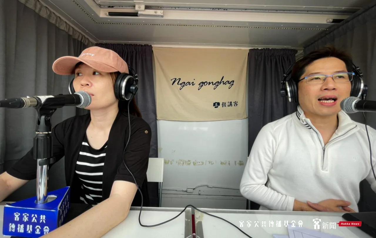講客號宜蘭出任務,宜蘭縣民政處客家及多元族群事務科科長鄧俞君接受講客廣播電臺主持人廖經華訪問。宋涵葳攝。