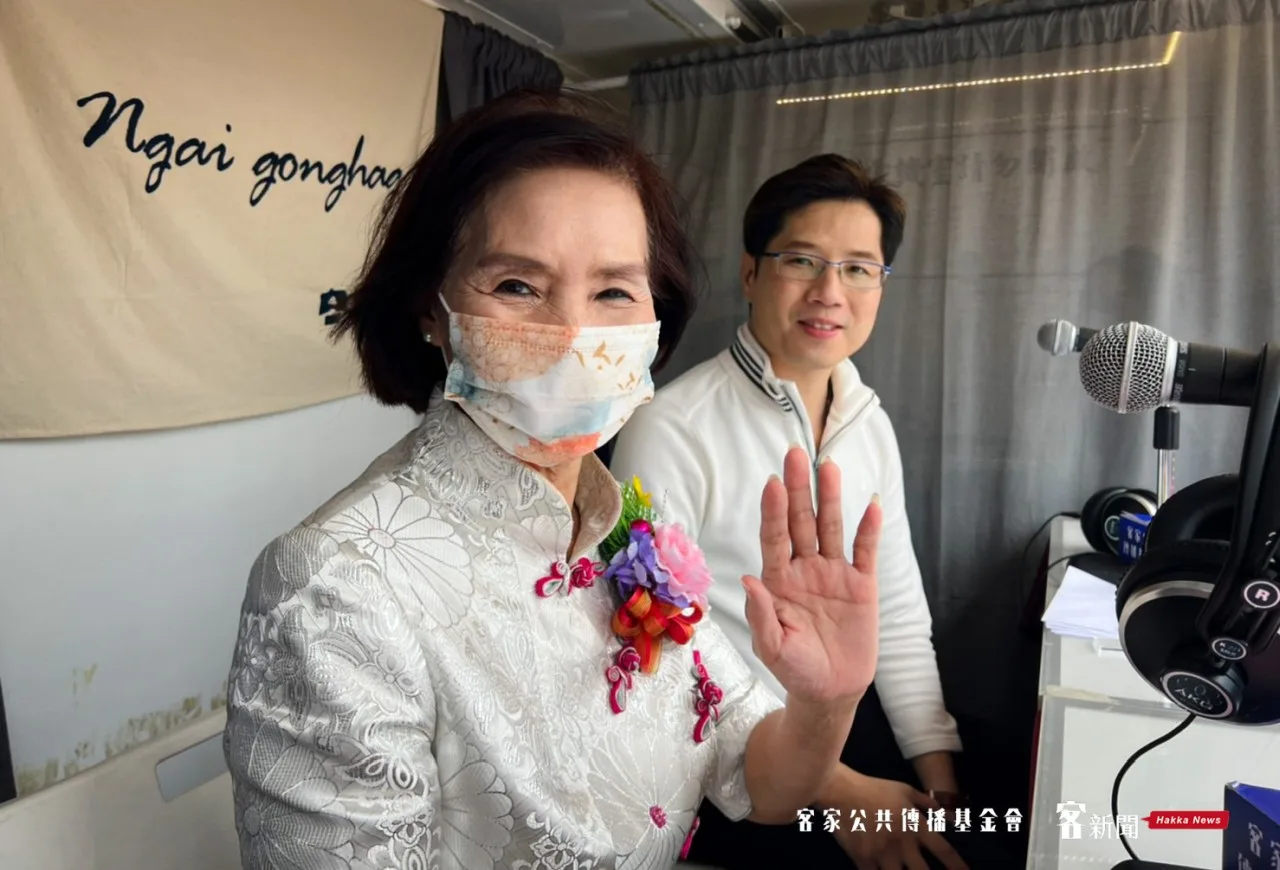 講客號宜蘭出任務,宜蘭縣長林姿妙接受講客廣播電臺主持人廖經華訪問。宋佩遙攝。