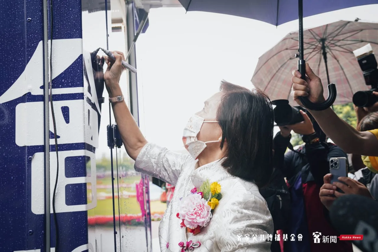 講客號宜蘭出任務,宜蘭縣長林姿妙於車後方背板簽名。宋佩遙攝。