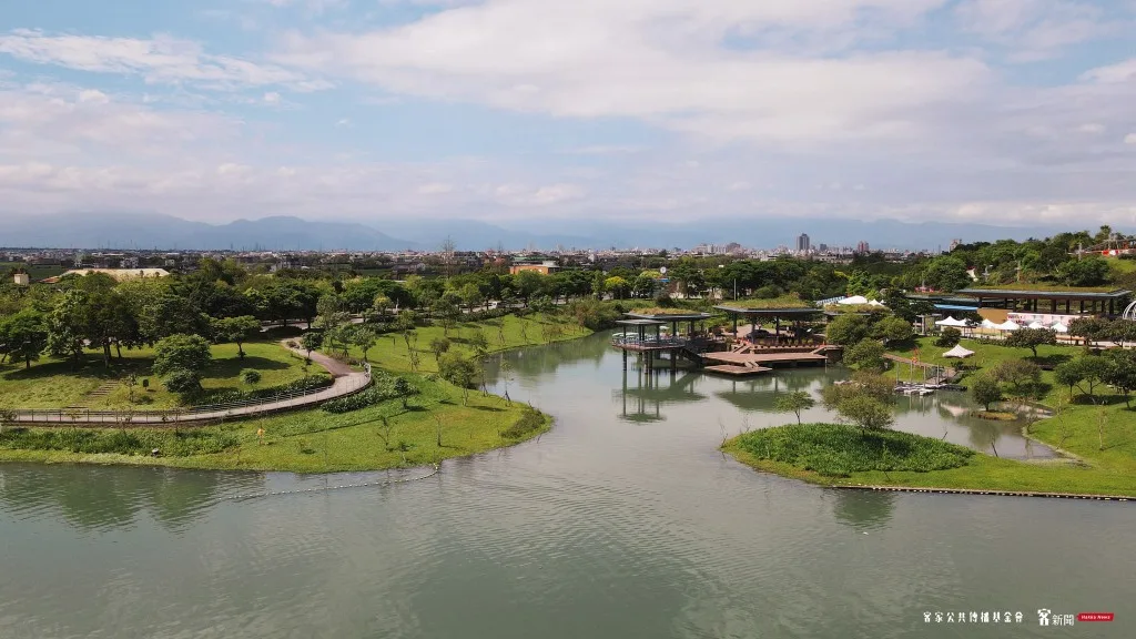 遠眺綠色博覽會場域，周圍都是美麗的地景。宋佩遙攝。