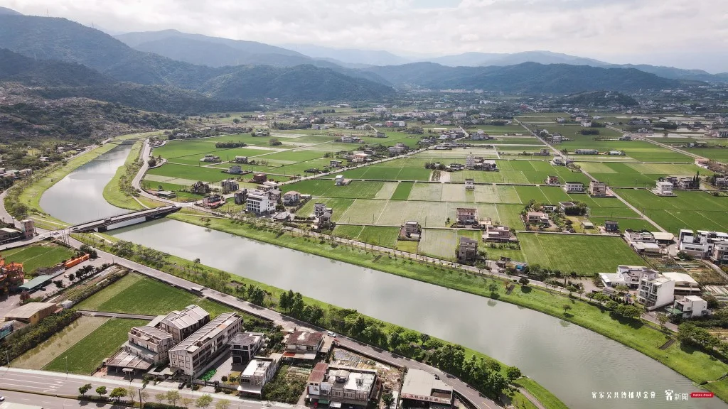 冬山河畔與展區的美麗景色。宋佩遙攝。