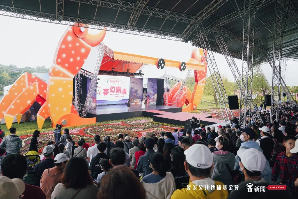 今天開幕活動現場湧入大批遊客，一同為綠色博覽會揭開序幕。宋佩遙攝。
