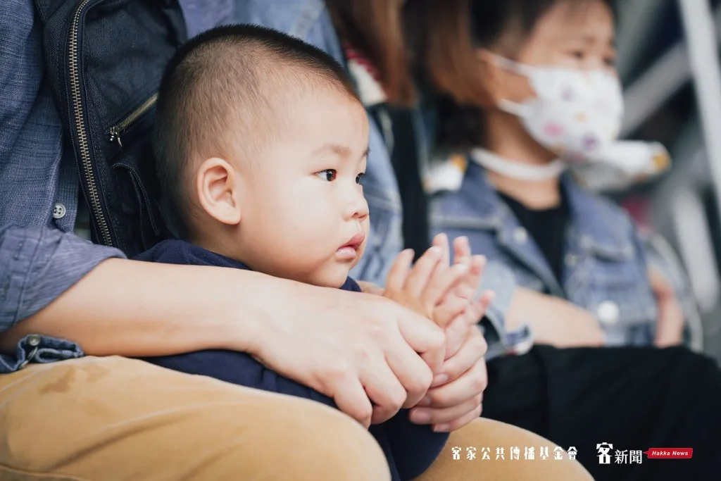 現場小朋友看表演看到目不轉睛。宋佩遙攝。