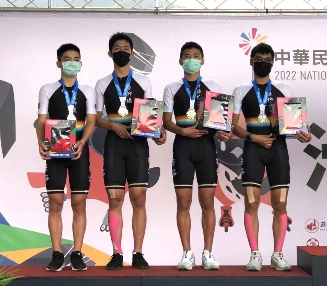 仰德高中滑輪競速選手在全中運高男組滑輪溜冰3000公尺接力賽獲得銀牌。新竹縣政府提供。