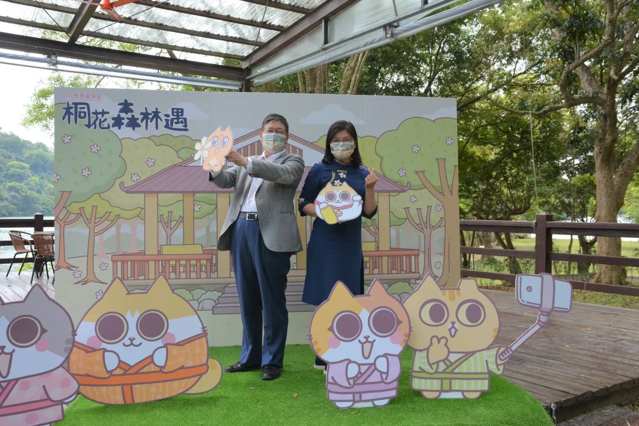 「2022新竹遶桐花－桐花森林遇」系列活動邀請知名插畫家辛卡米克合作，寶山水庫環湖步道將設置3個辛卡貓的闖關打卡點，參與闖關的民眾還有機會獲得聯名紀念品。新竹縣政府提供。