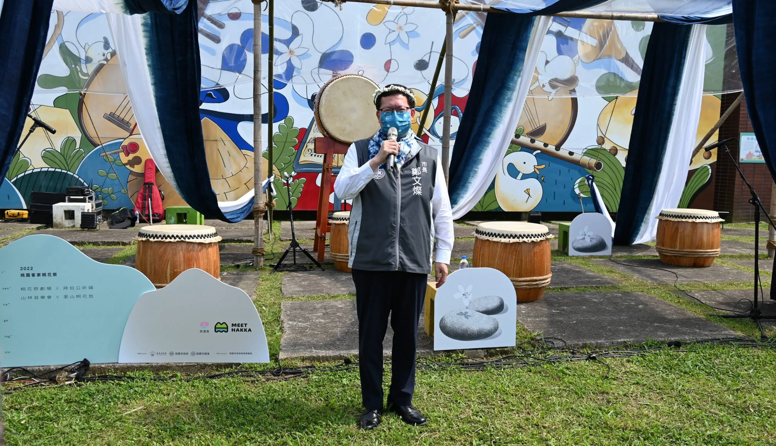 鄭文燦戴上桐花做成的頭飾,邀請大家來桃源賞桐花。桃園市府提供