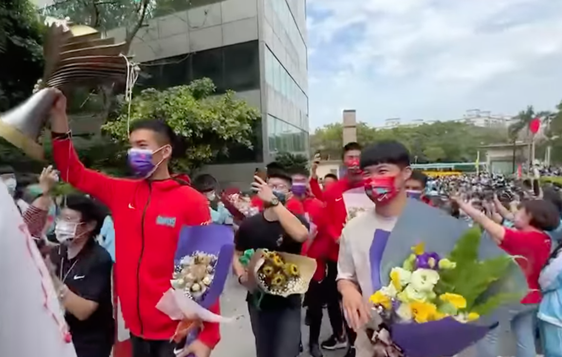 光復中學籃球隊奪冠回校時，受到全校師生英雄式的歡迎。邱柏霖提供