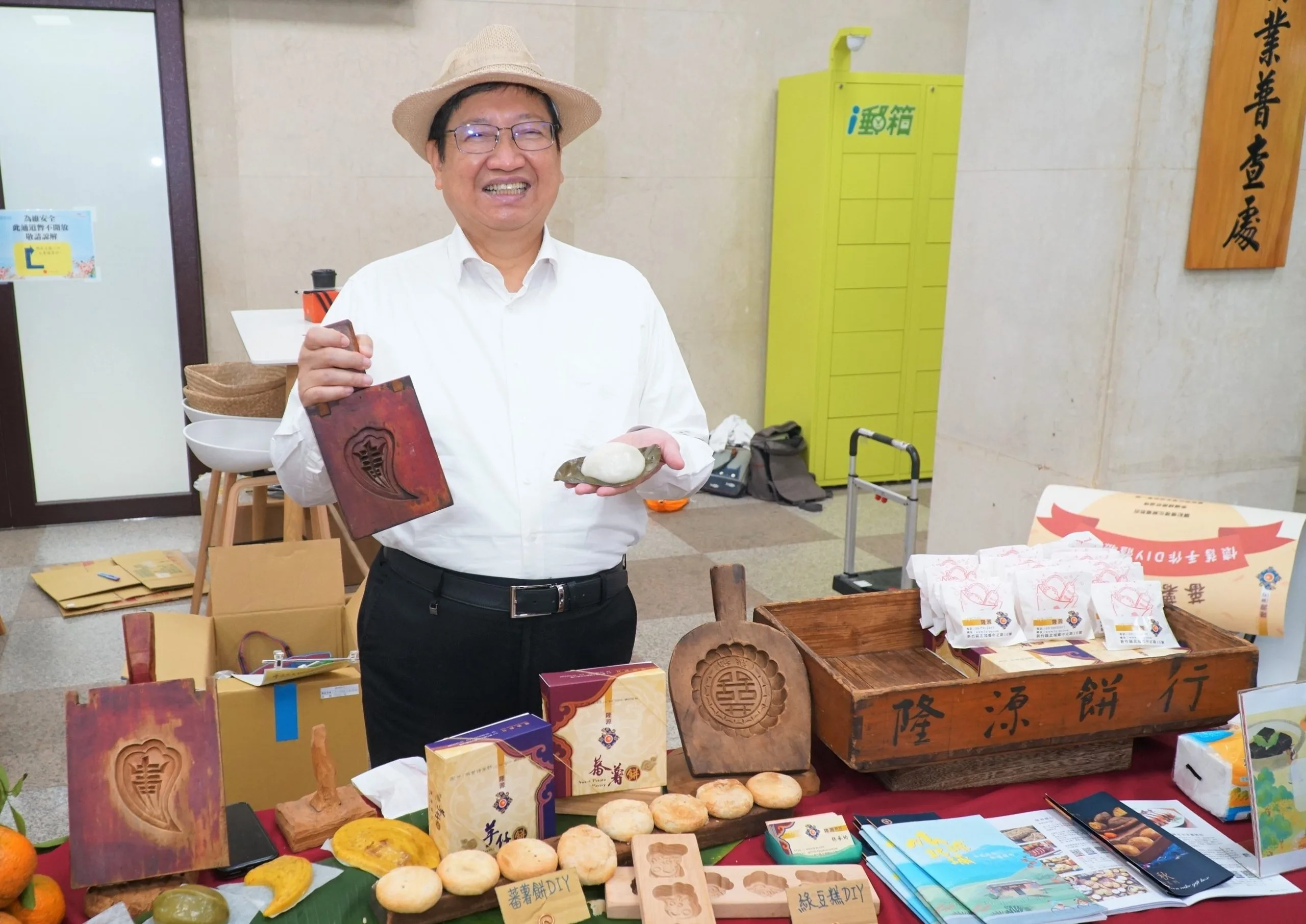 新竹縣政府挖掘蘊含潛力與特色店家，縣長楊文科也為源堂食品行(隆源餅行) 宣傳，共同帶動地方觀光產業發展。新竹縣政府提供。