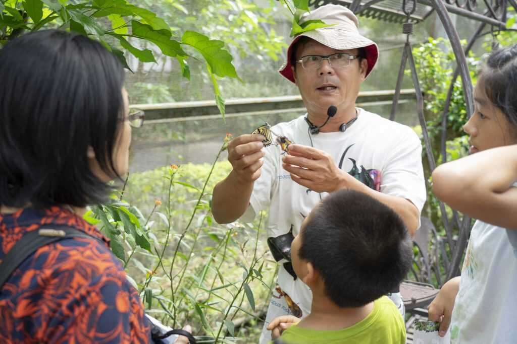 導覽員解說蝴蝶種類與生態。南投縣埔里鎮公所提供