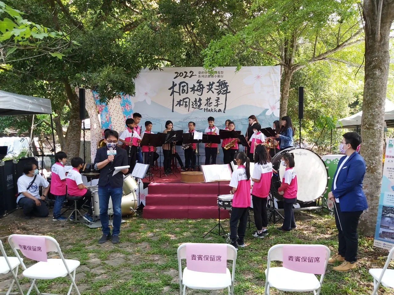 今日台南賞桐花記者會,首先由楠西國小管樂團熱鬧開場,南瀛客家文化協會歌謠班接續演出,客家歌手李彥鋒也帶來一系列客家樂曲彈唱。