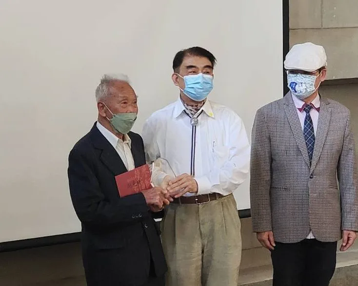 謝見祥老師傅獲得（左）第三屆榮譽步道師最高榮譽，右為張長義理事長。