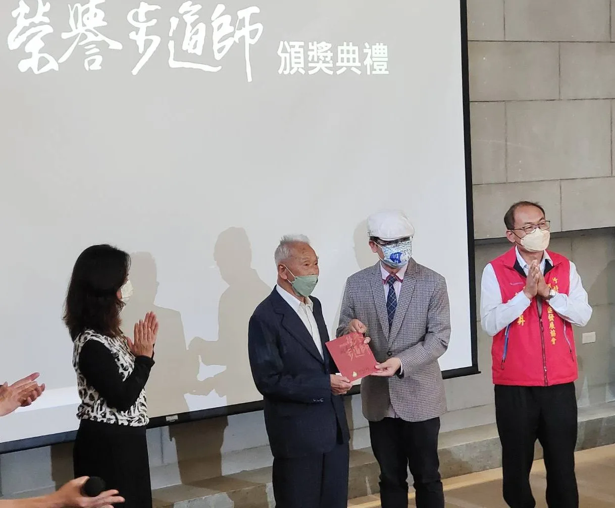 本次評審之一的客傳會董事長陳邦畛（右二），將第三屆榮譽步道師獎項，頒予謝見祥老師傅（右三）。