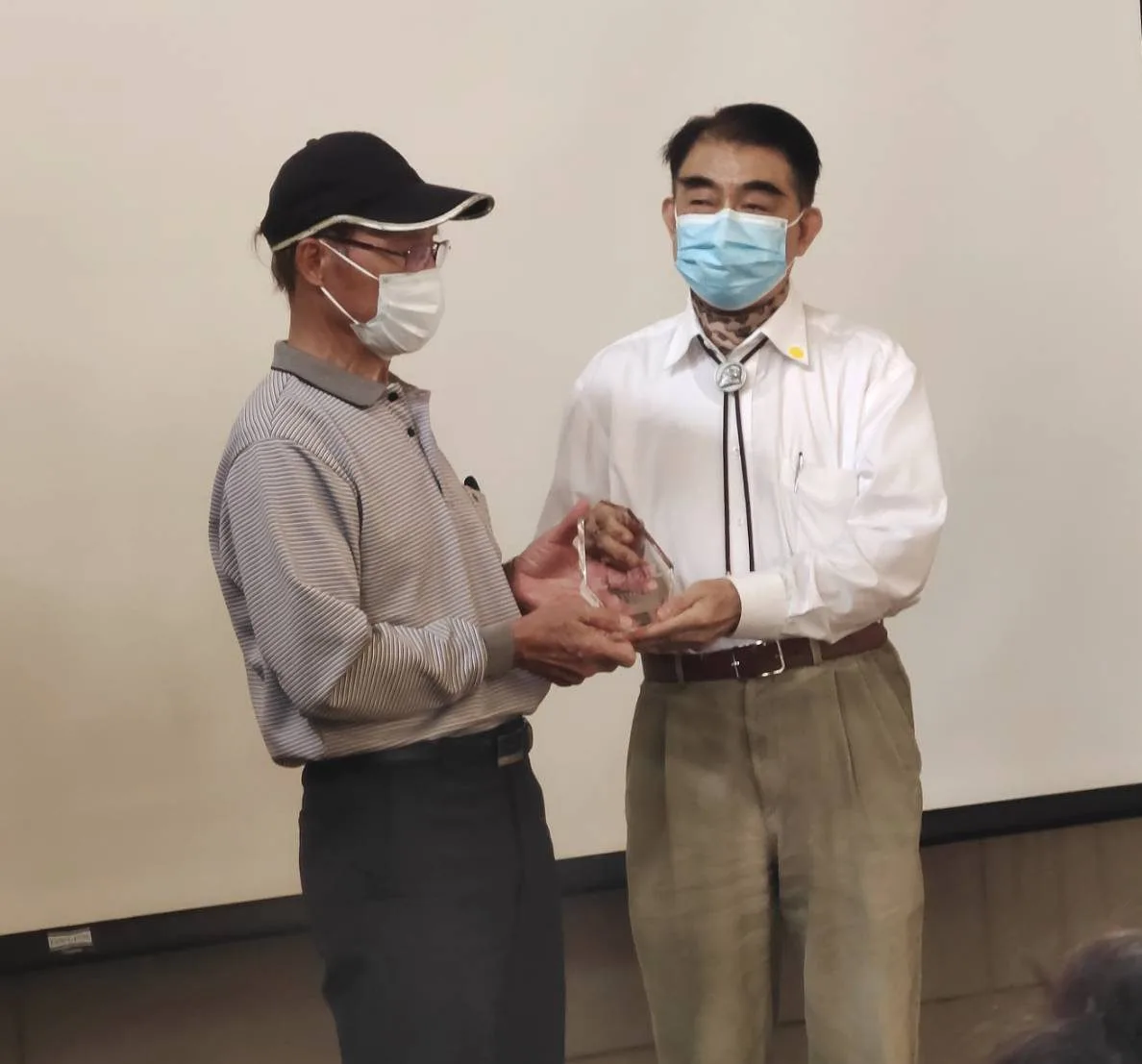 理事長張長義頒發獎盃予許仁雄老師傅（左）。