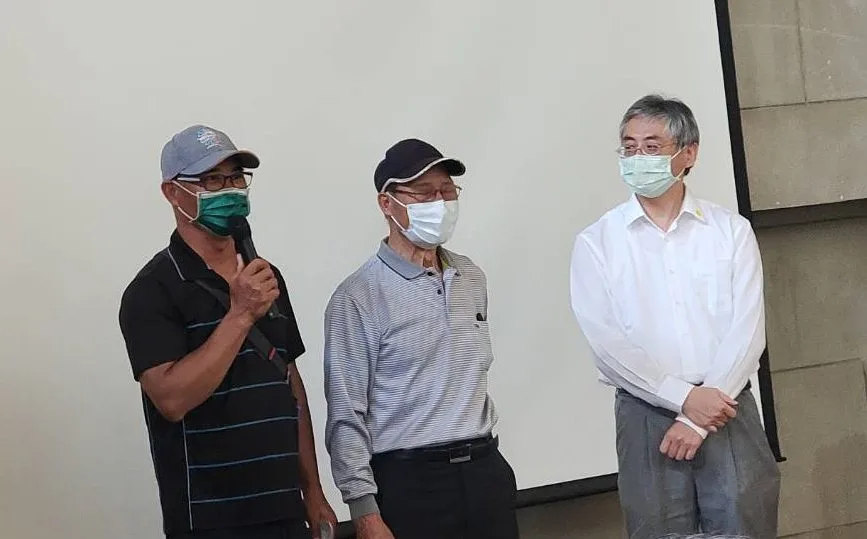 許仁雄老師傅（中）獲得第三屆榮譽步道師最高榮譽，右為評審黃于玻、左為許仁雄老師傅的兒子。