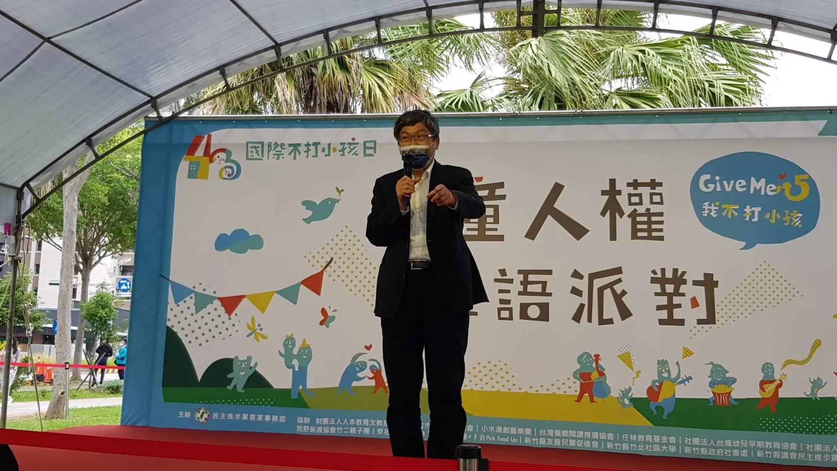 楊長鎮認為，母語語言使用的領域應是完整的，假如母語只是在家說，無法用來追求知識，交流情感、討論公共事務， 終究會流失。客委會提供