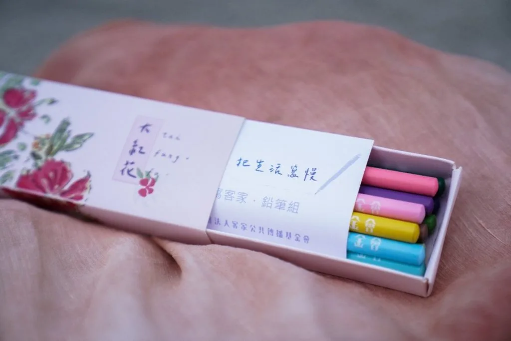 客傳會推出書寫鉛筆組，只要捐款就可以獲得美麗的「大紅花」鉛筆組。