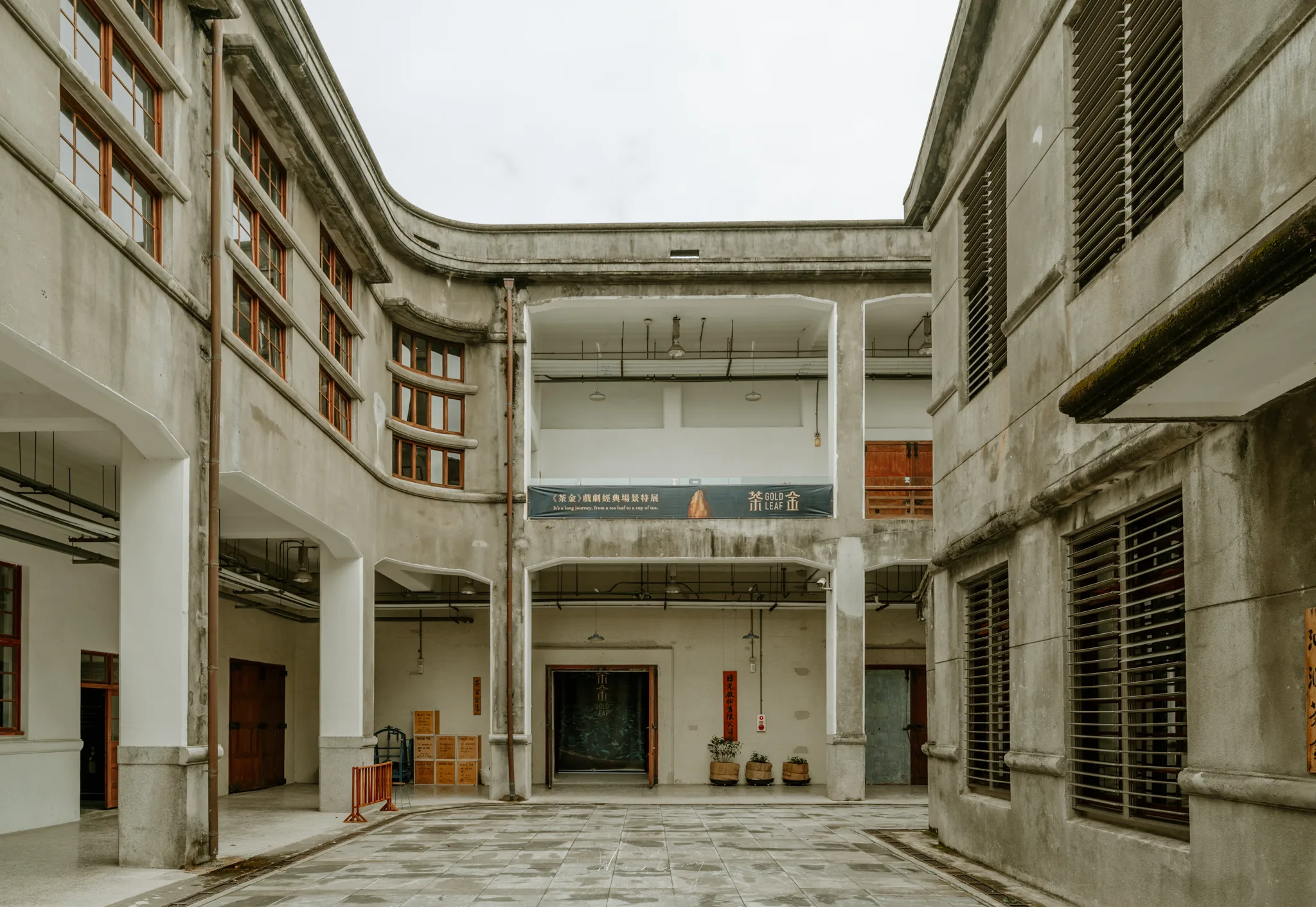 《茶金》故事靈感源自真實人物跟歷史的改編,全劇以二十處臺灣珍貴的歷史建築場景拍攝,忠實呈現出上個世紀五○年代「和洋折衷」的經典美學。茶金 Gold Leaf 公視戲劇