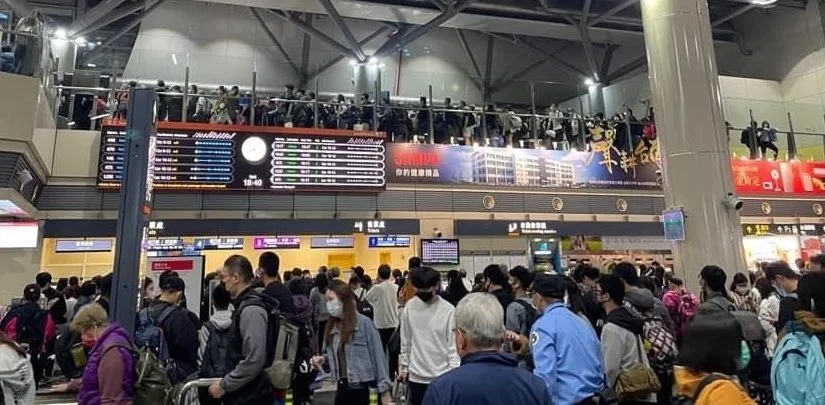 高鐵全台大誤點，台南車站人潮擠爆大廳。翻攝爆料公社
