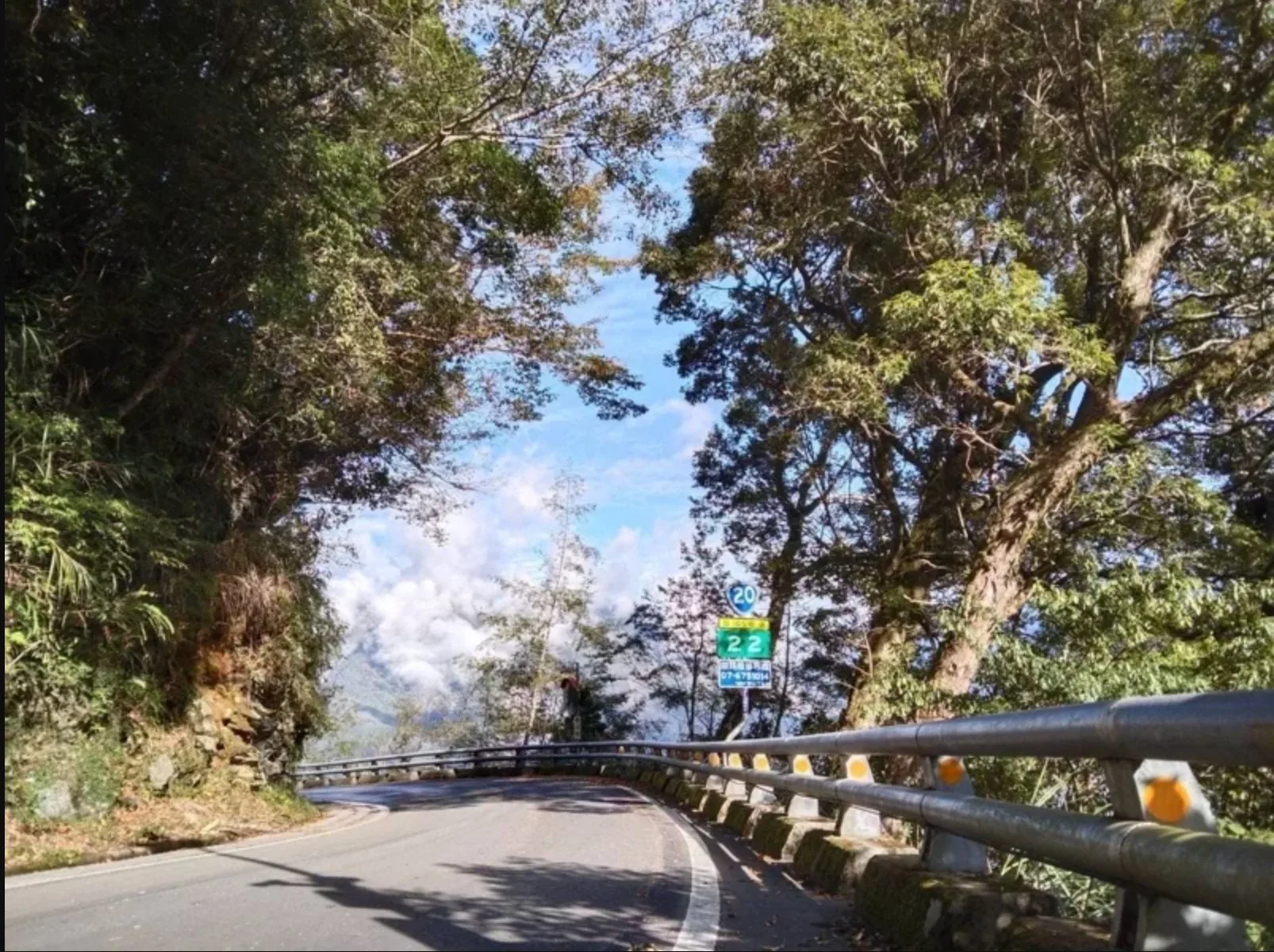 山景綺麗險峻,是南橫的特色,但也讓工程人員在施工時更加艱辛。照片:公路總局甲仙工務段