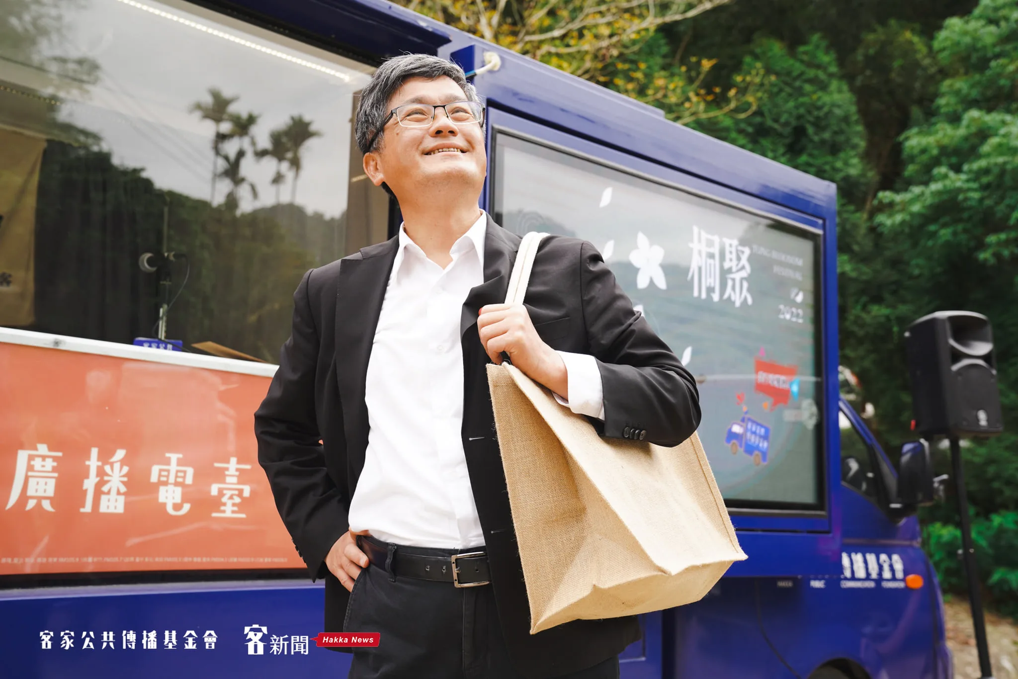 楊長鎮示範揹起2022桐花季系列商品購物包,購物包的容量超大,同時結合環保及時尚造型考量,十分受歡迎。宋佩遙攝