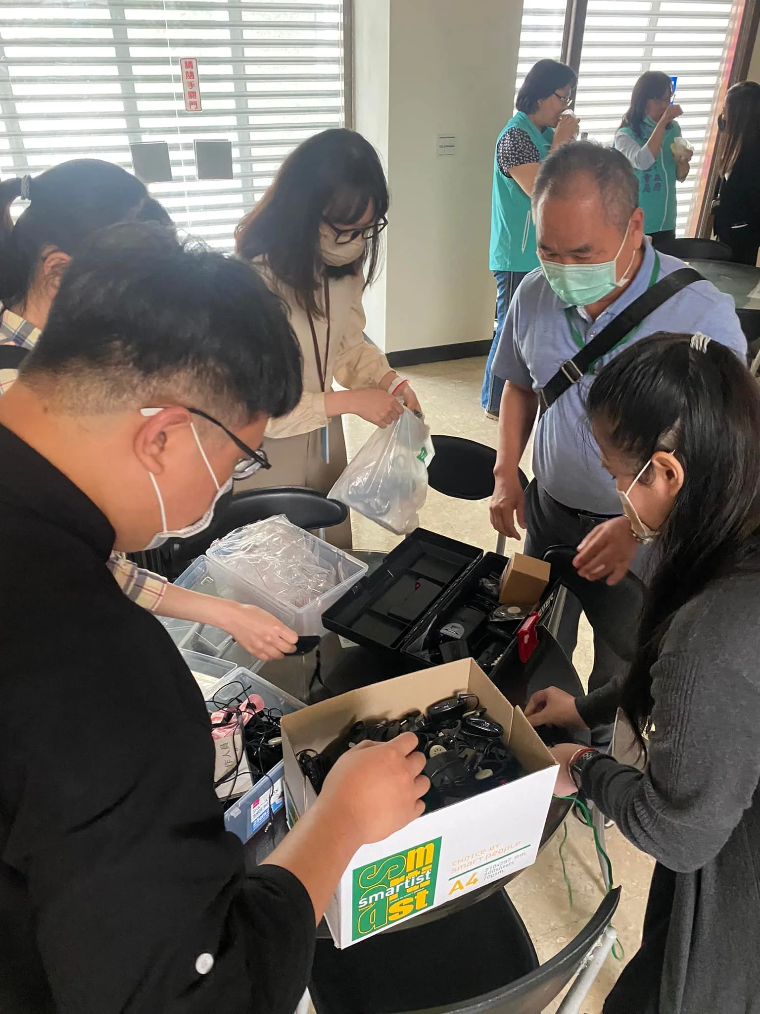 工作人員消毒每一台設備。翻攝高雄市客委會粉絲團