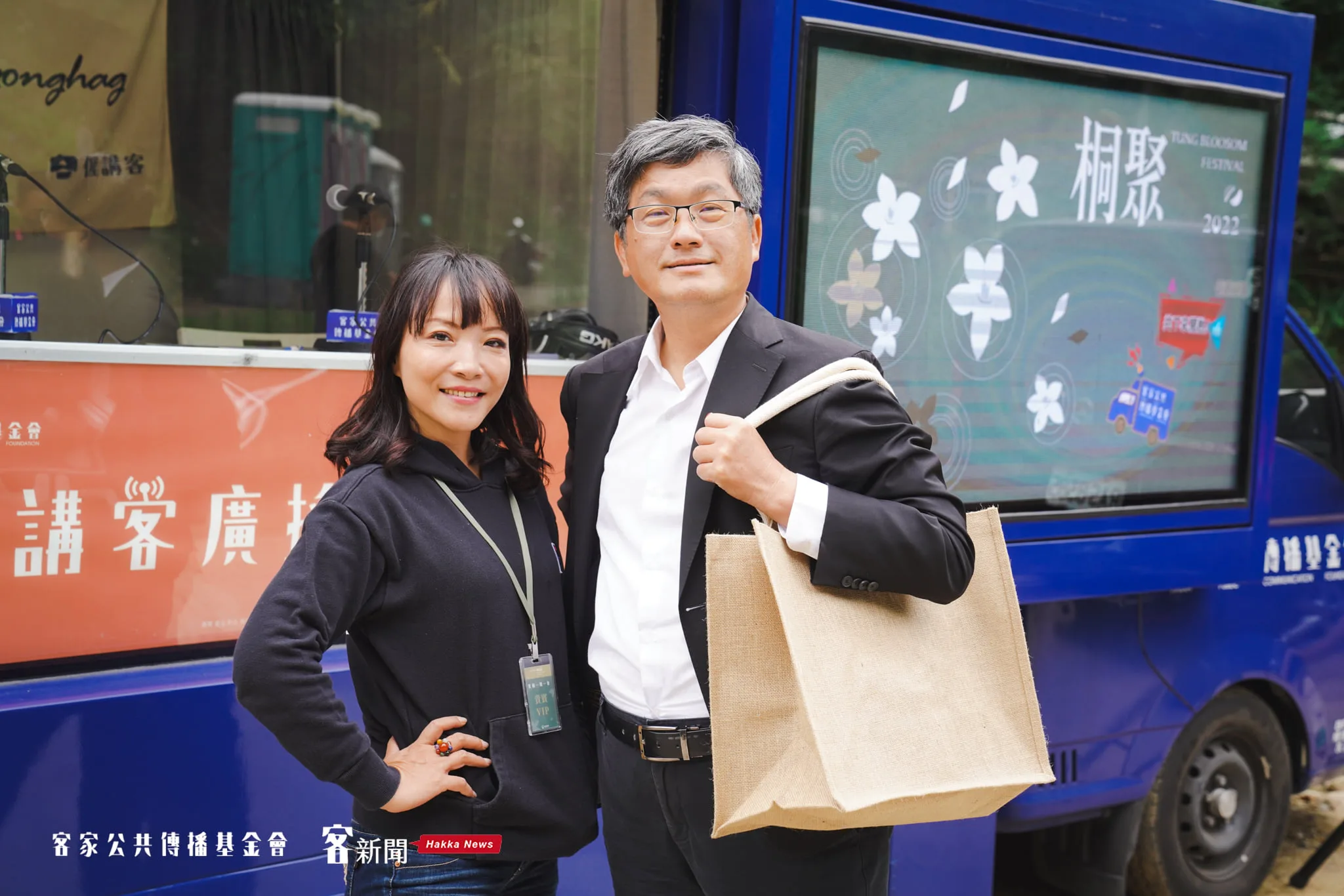 客委會主委楊長鎮(右)與金鐘主持人徐子雁(左)在講客號上暢談2022桐花祭全新賞桐花方式。宋佩遙攝