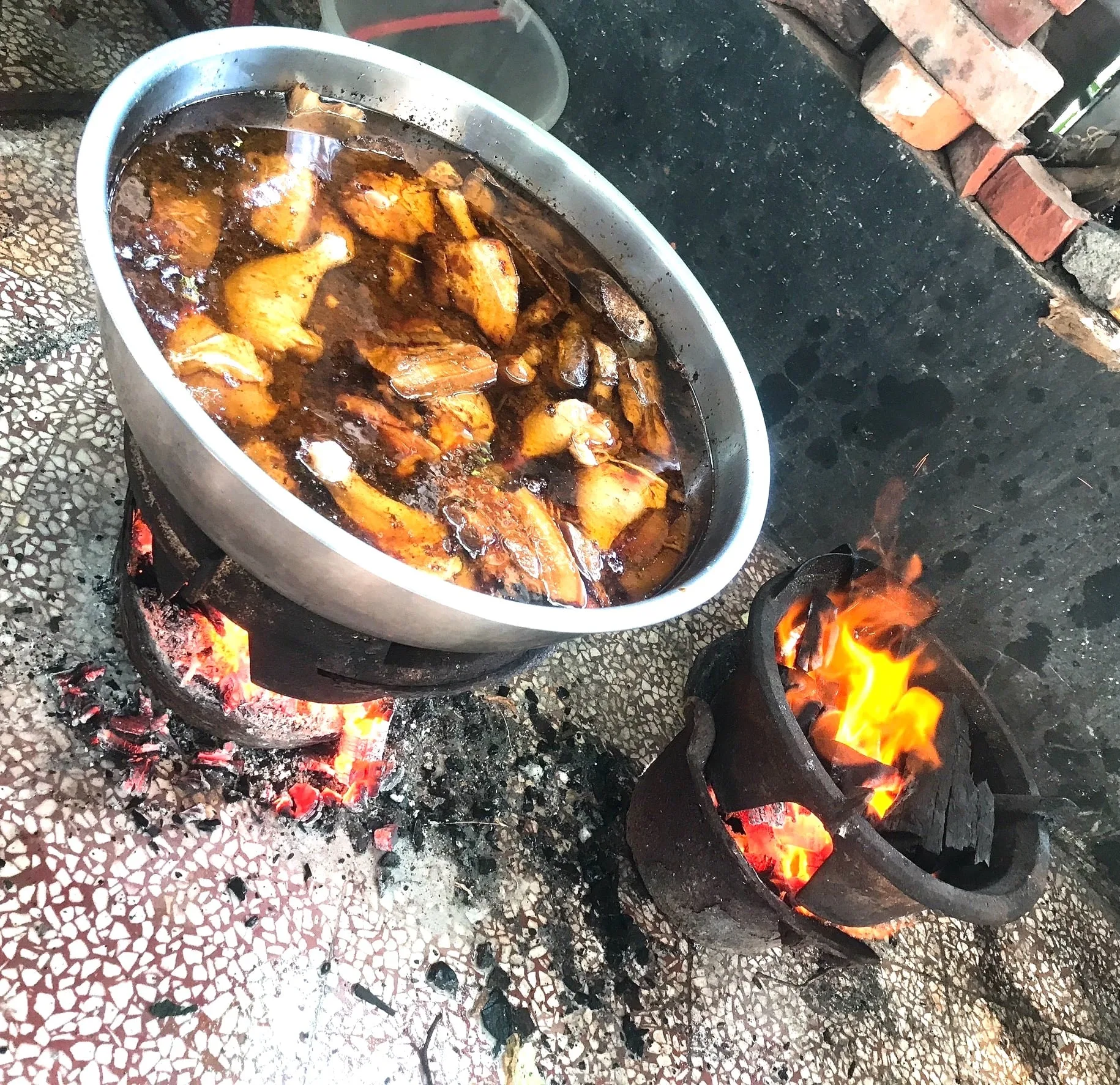 為了保持傳統味道,至今還用木炭滷豬肉。曾世皓提供
