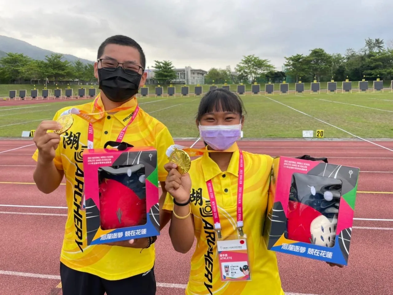 湖口高中的射箭小將李承穎（右三）、戴芷萱（左四）在全中運國中組射箭混雙奪金。翻攝自新竹縣體育會臉書專頁。