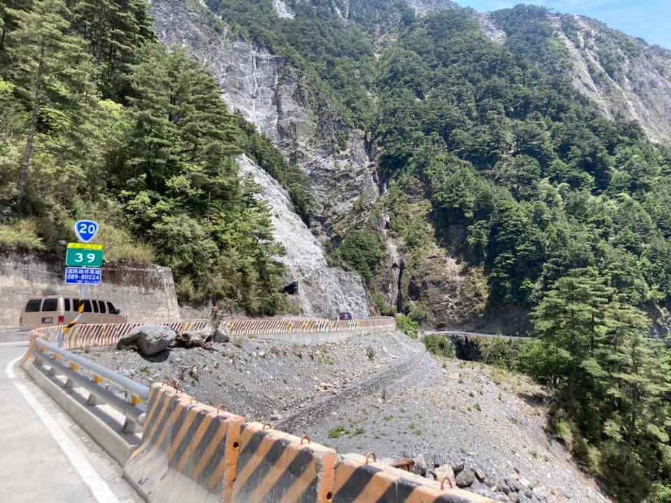 梅山口到向陽之間最險峻、最艱難的路段打通之後,高雄、台東二地的聯繫更緊密,遊客、鄉親也可以重回此地,站在最險峻的山、看最美麗的風景。翻攝蘇貞昌臉書