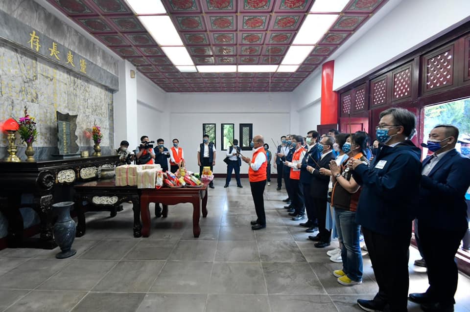 蘇貞昌率隊向開路、修路期間所有罹難勞工致意後,祈求用路人行車平安。翻攝蘇貞昌臉書