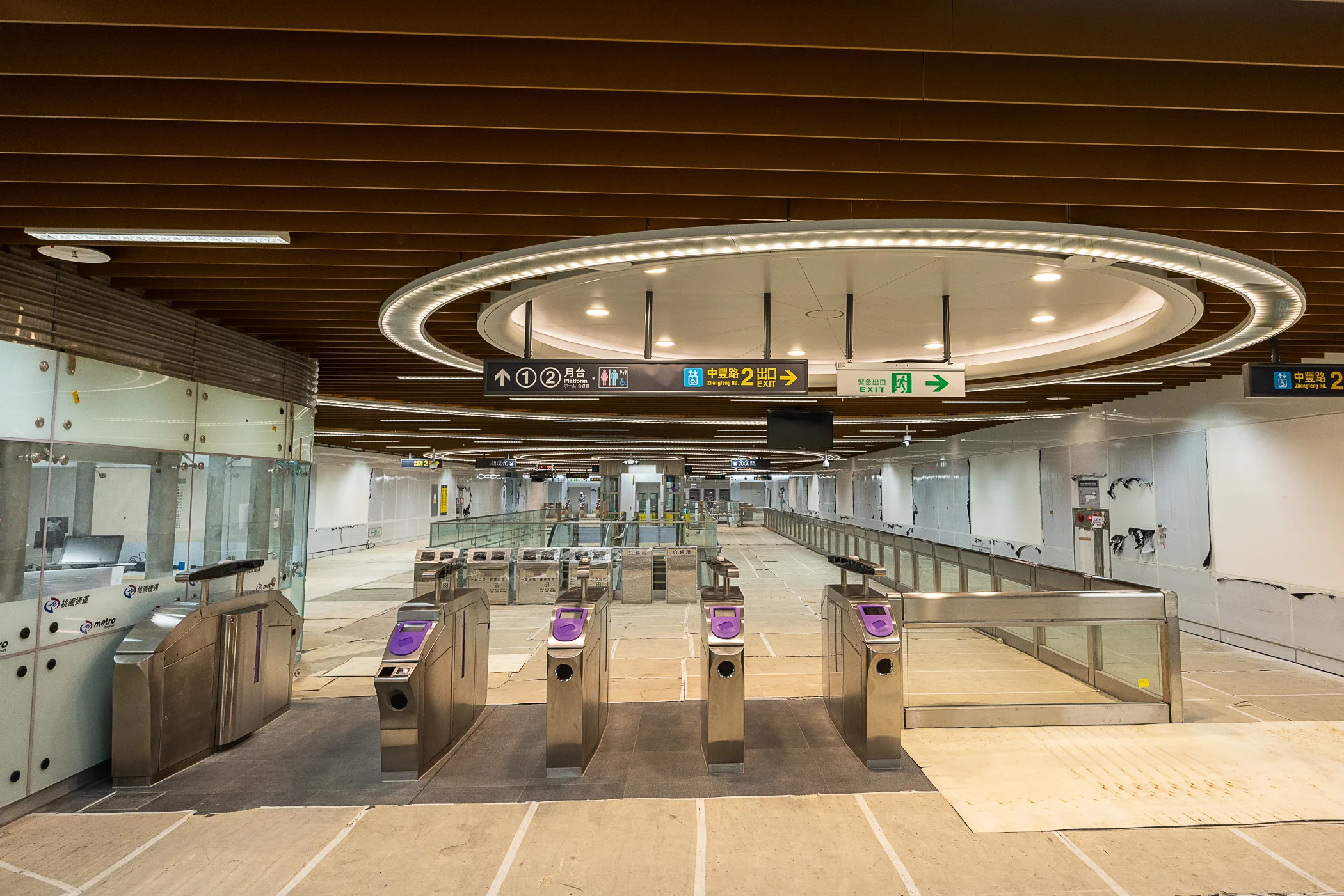桃園機場捷運與其他國家大眾運輸相比，票價著實偏低。桃園市政府捷運工程局提供