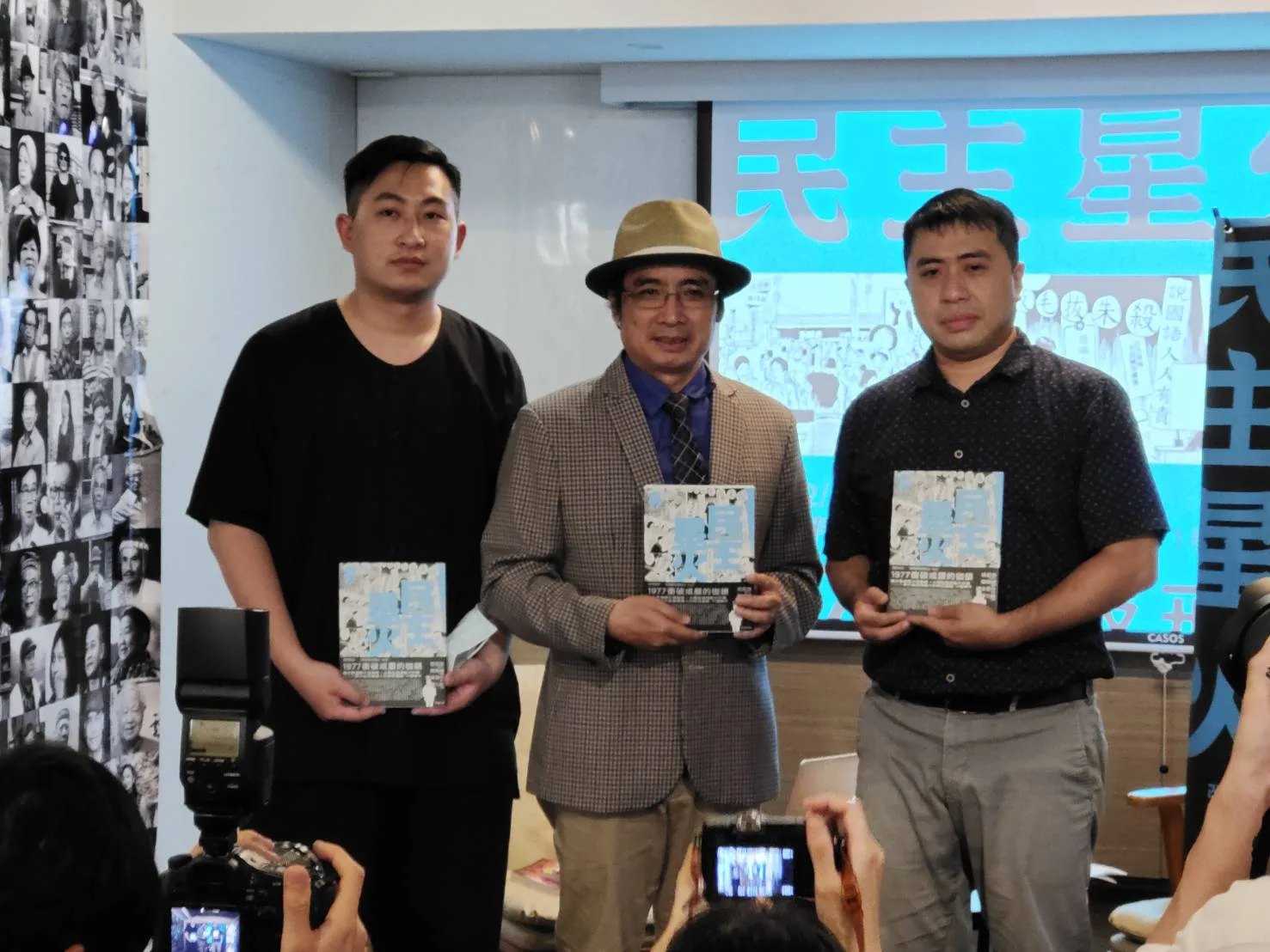客傳會董事長陳邦畛（中）與作者群的張辰漁（左）、陳力航（右）合影推薦新書《民主星火：<span lang=