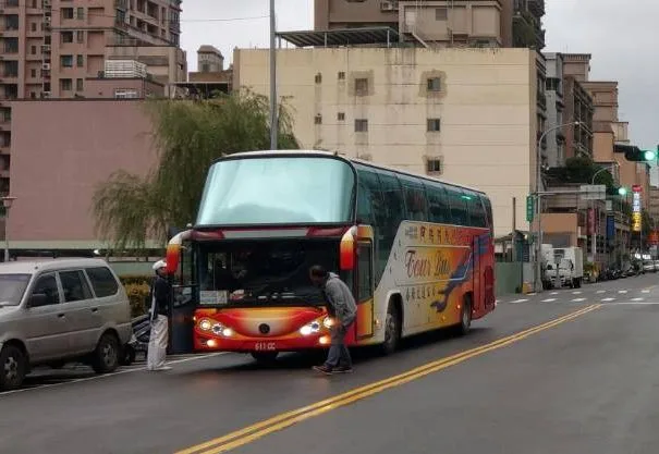 交通部推出「類火車」的方案以遊覽車接駁。蘇佑昇攝