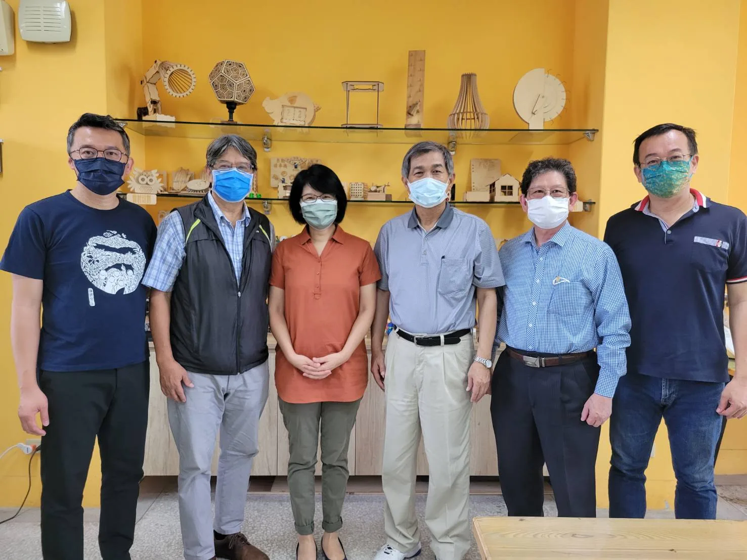 圖／賽事評審包括前科技部部長楊弘敦教授、劉永元教授、鍾鎮城所長、黃露鋒系主任、彭鳳珠系主任及義大國際高中校長李志成等人。（高雄市客委會提供）