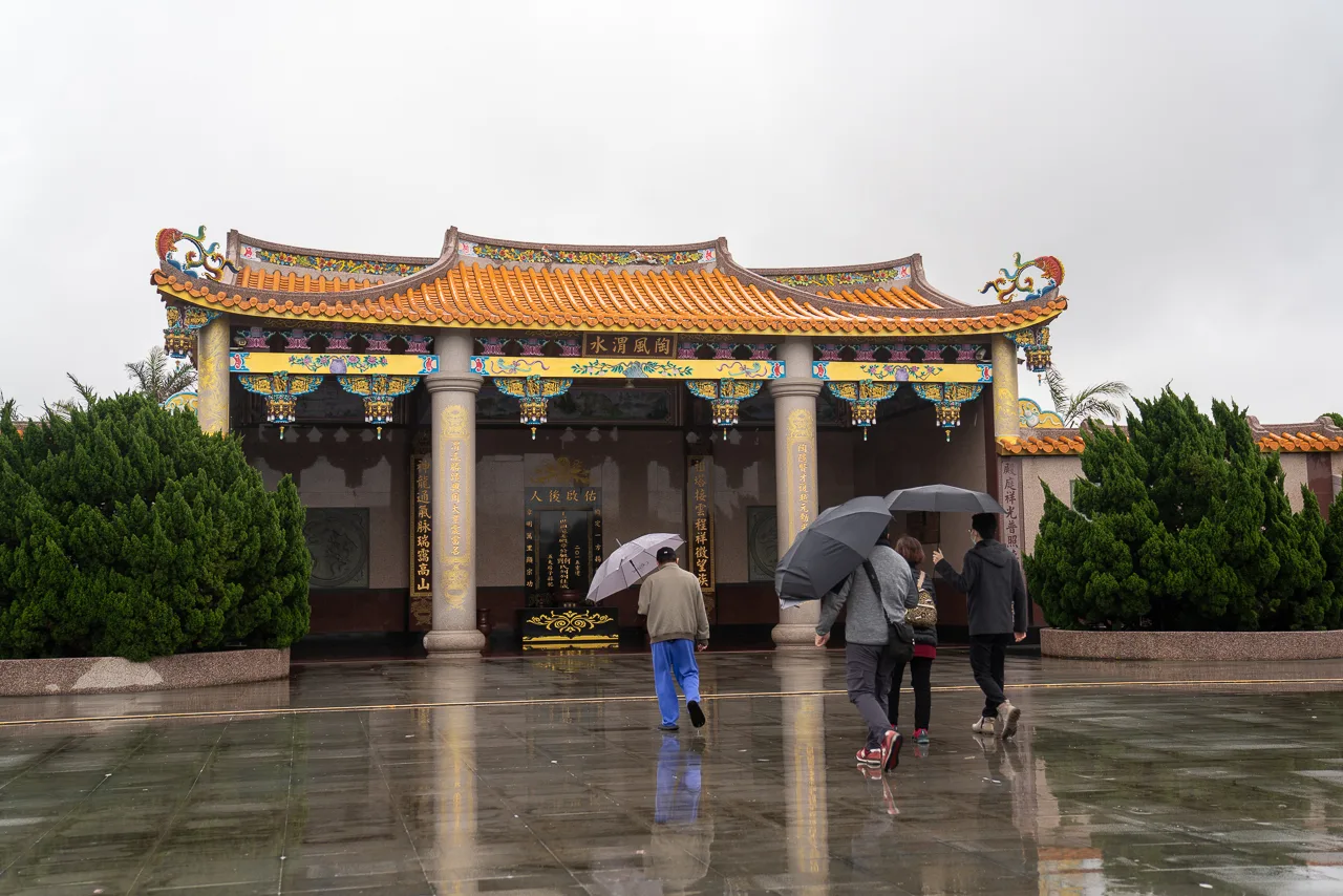 范姜家族祖塔分上塔、下塔,第四房人數較多,因此獨立一個上塔。圖為范姜家族上塔。范修語攝