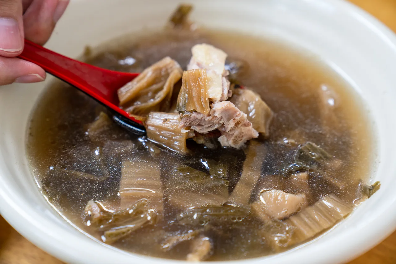 一大碗酸菜鴨肉湯，大家分著喝分量剛剛好。范修語攝