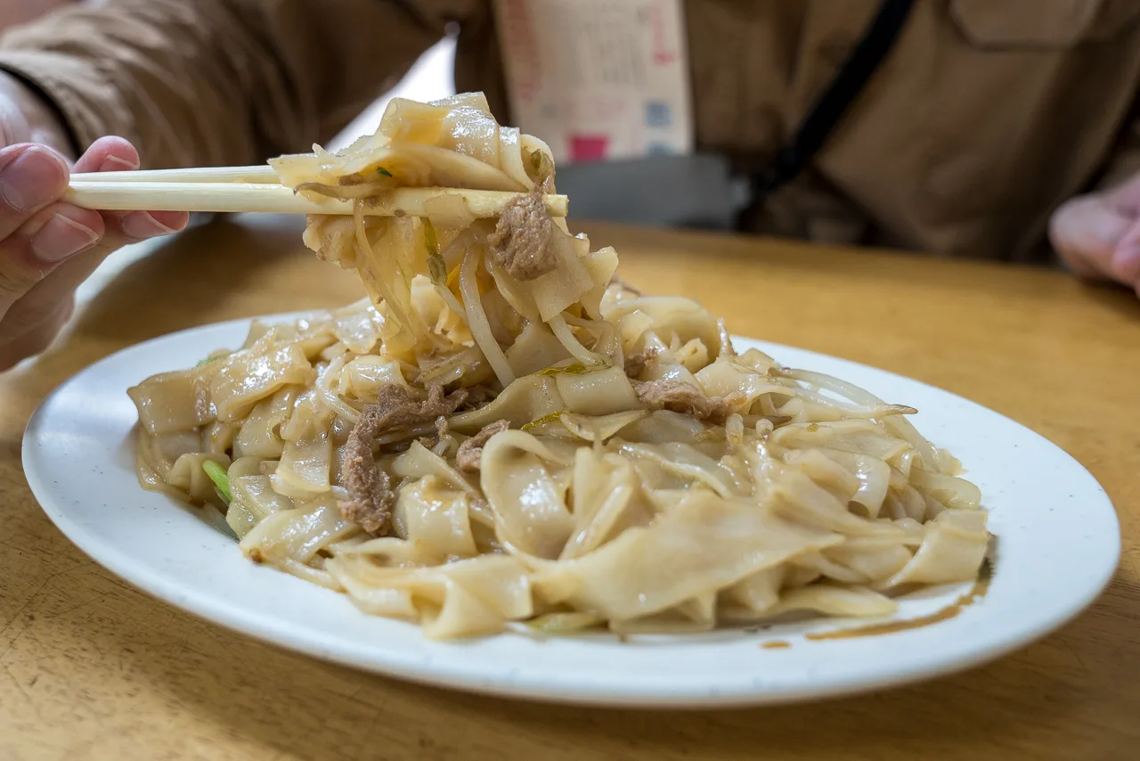 無論是湯粄條或是乾粄條，口感都非常滑順入味，不油膩也不軟爛。范修語攝