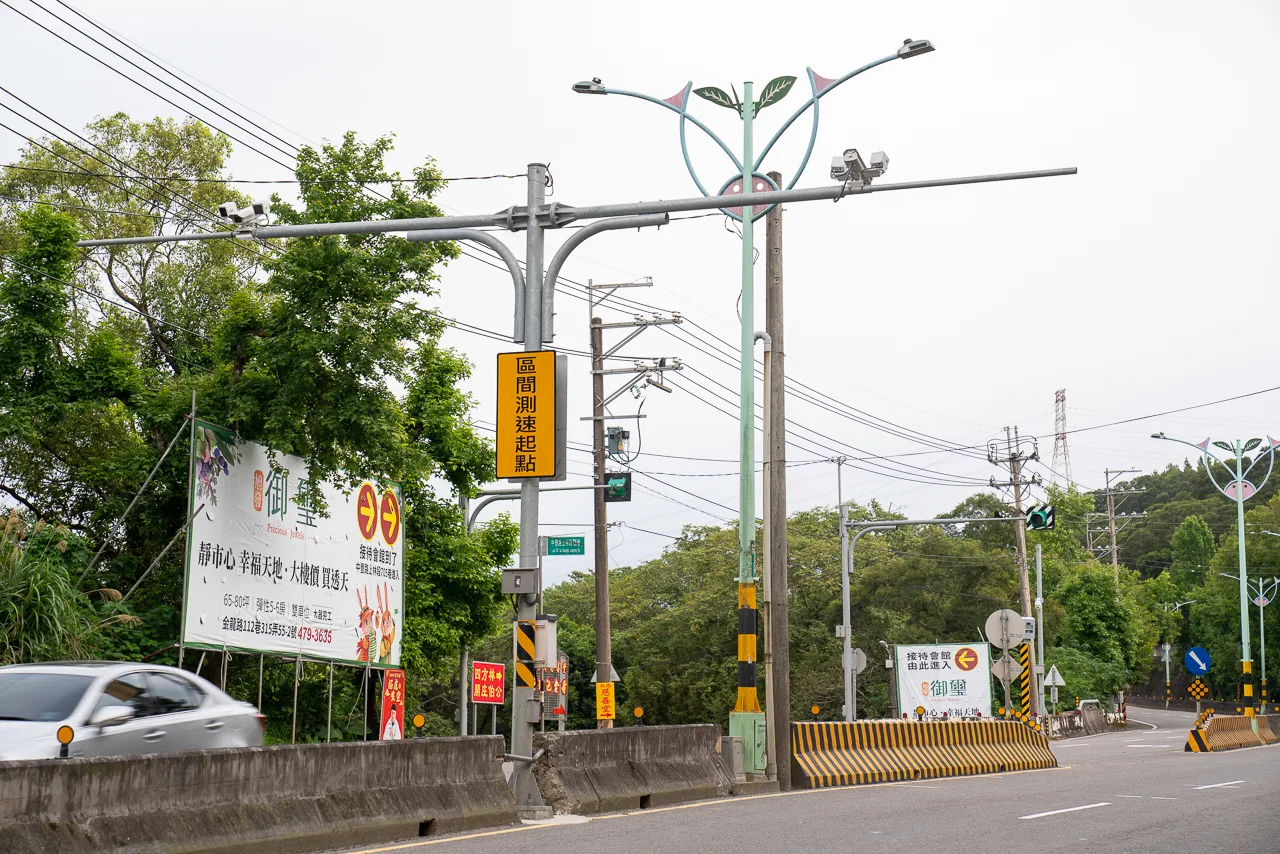 《客新聞》記者實際走訪龍潭區監測速路段，有騎士認為，142公里均速並非不可能。范修語攝