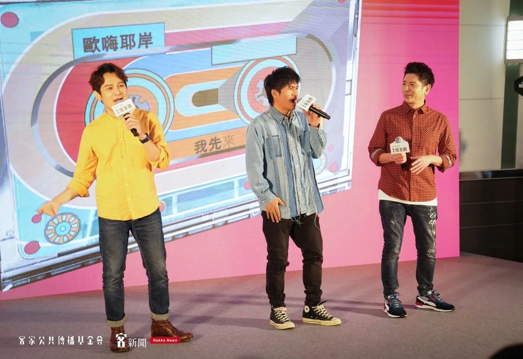 三位金曲歌王演唱寶島隨身聽的主題曲《慢慢快活》。宋佩遙攝。