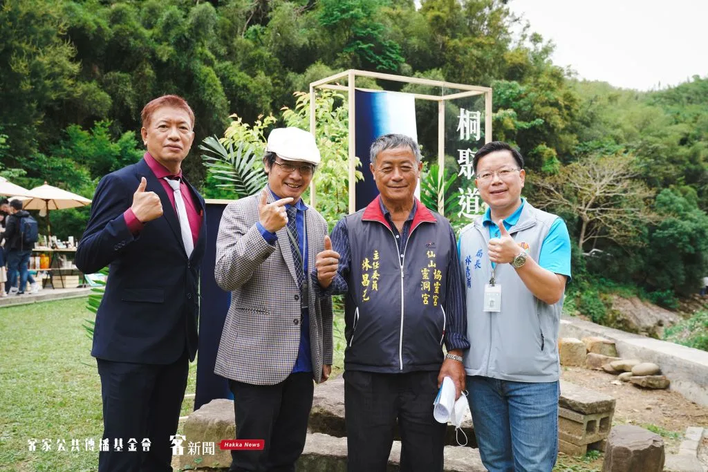 左起客傳會總經理徐智俊、董事長陳板、仙山靈洞宮主委林昌元、苗栗縣政府文化觀光局長林彥甫。宋佩遙攝。