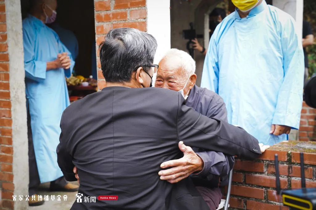 客委會主委楊長鎮擁抱在地耆老郭火炎老師。宋佩遙攝。