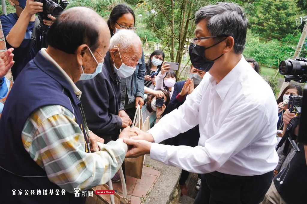 客委會主委楊長鎮(右)致贈禮品 予出席2022桐花祭開幕式的兩位長輩 96歲的郭火炎(左二)、順發農機行的甘順發(左一)。宋佩遙攝。